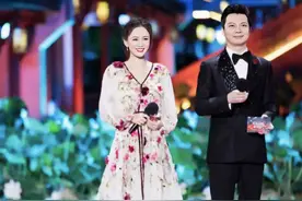 陈乔恩担任央视主持人，失去7级美颜，花仙子般的她真不像41岁图片