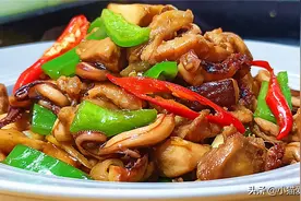 教你用鸡肉鱿鱼须还有香菇一起做成炒菜，做法简单，味道鲜香好吃图片