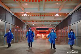 带上“抗疫妆”高铁站里的坚守图片