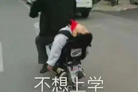 全是表情包：我倒，你也在线上冲浪啊图片