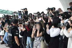 代拍女孩：饭圈经济的隐形打工者图片