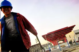工地一天500没人来？工头骂工人不识好歹！工人说出真实原因图片