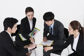 离职前请大家吃散伙饭,同事一直点贵菜,结账时大家反应把我逗乐了图片
