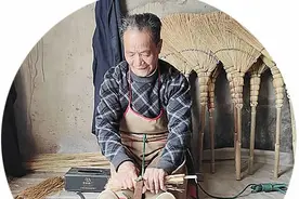 15道工序扎一把笤帚！江都水乡小纪镇，这对老夫妇53年“艺不离手”图片