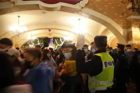 上海迪士尼“小迪警官”：昨晚烟花照亮夜空，我们负责守护“童话”图片