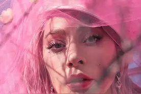 Lady Gaga和企业家男友热恋后，首次透露人生新目标，期待当妈妈图片