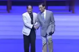 钟南山和袁隆平罕见同台上热搜！“我叫他隆平大哥，他的身体非常好，就是以后别抽烟了好不好。”｜医食无忧图片