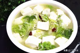 白菜炖豆腐，不能直接下锅炖，教您一招，汤白浓郁，鲜嫩下饭图片