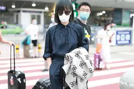 谭卓穿深蓝连体裤帅气飒爽 与蓝色短发浑然一体图片