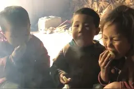 单亲妈妈怀着第五胎没人管，孩子喝不起奶粉，尿不湿晒干接着用图片