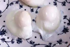 水煮荷包蛋，水开后下锅是错的，多做两步，荷包蛋又圆又鼓不散花图片