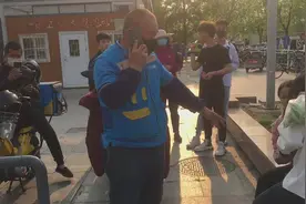 无助女孩被传销组织纠缠，快递员挺身而出救其脱险图片
