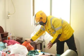 在运河古镇，外卖小哥们为卧病在床的“老客户”支起“小饭桌”图片
