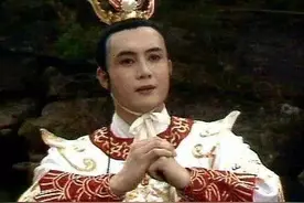 16年前，小白龙拍戏被张卫健谢霆锋打进医院，王晶怒抽自己6耳光图片