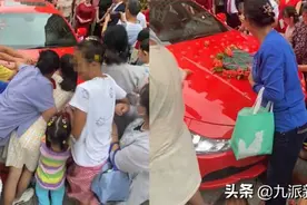 装饰婚车的棒棒糖遭围观者哄抢，车主：车标被蹭坏，自费维修图片