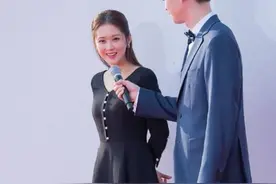 张娜拉终于不扮嫩了，穿小黑裙配高跟鞋，39岁美得端庄优雅图片