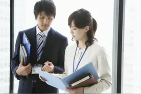 男子被公司开除，隔月老板跪求他回来上班，同事纷纷选择辞职图片