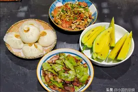 一家三口晚餐，农民豆炒猪头肉，火腿肠鸡蛋炒辣椒，大葱猪肉包图片