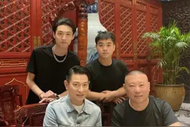 刘德华郭德纲秦霄贤尚筱菊四人同框，刘德华的签名照引蔡少芬发文图片