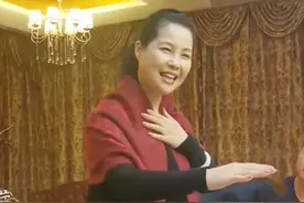 李双江妻子回乡会亲友！饭局高歌满面春风，被疑儿子李天一将出狱图片