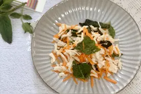 凉拌鸡丝的家常做法，加一小把它，清凉解暑，味美清新，还提神图片