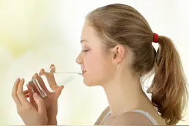 有人一喝水就上厕所，有人半天不上厕所，哪种人的身体更好一点？图片