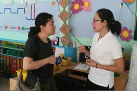 女儿幼园被孤立，妈妈找学校讨说法，老师：一身公主病，没人敢碰图片