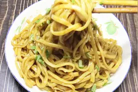 亮子还原葱油拌面制作全过程，完美的酱汁配比，很多人都错了