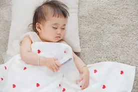 奶奶说冷妈妈说不冷，3个部位告诉你宝宝冷不冷，特别是睡着后图片