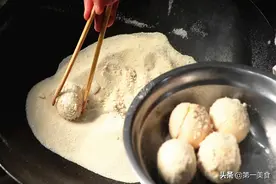 奶奶把生鸡蛋埋在盐堆里，全家人不理解！没想到、出锅后吃着真香图片