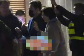 陈宝国携妻儿和好友聚餐，婉拒昂贵茅台酒，儿子化身跟班忙送回图片