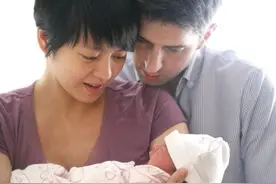 经常抱和经常躺的婴儿，哪个更健康？专家：长大后差距不小图片