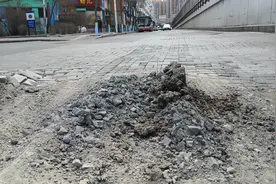 这段路翻浆严重，百米范围内竟有四五处，车辆需绕行，有安全隐患图片