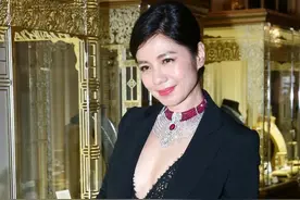 钟楚红都61岁了，可身材仍然紧致饱满，穿蕾丝裙配西装挺飒的图片