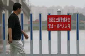 航拍丨超警戒水位后的松花江图片