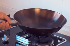 新锅别急着用，孟哥教你正确“开锅养锅”不再担心炒菜粘锅！视频封面