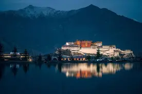 西藏那些神奇的山崖式建筑图片