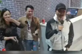 昔日湖南一哥孙鸣杰落魄了？曾红过何炅汪涵，却委身小餐馆唱K图片