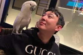 王思聪牵手眼镜妹逛街，气质清纯像乖乖女，女方霸气牵手宣示主权图片