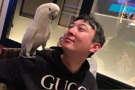 王思聪牵手眼镜妹逛街，气质清纯像乖乖女，女方霸气牵手宣示主权图片