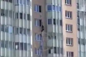 被丈夫软禁戒酒瘾，俄女子床单绑成绳从九楼爬下买酒，不幸坠亡图片