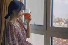 李小璐还是那么美，39岁穿V领印花裙配流苏耳环，少女感十足图片