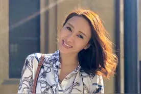 被富商老公宠爱的黎姿好美，穿白色印花衬衫去度假，美得不像48岁图片