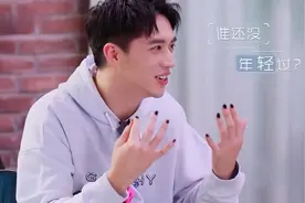 许魏洲的非主流：五个手指全涂的黑色指甲油，两块钱三块钱那种图片
