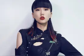 黄龄身材真出挑，穿改良旗袍不遮风情，薄纱高筒袜实力抢镜图片