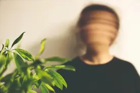 “他下了死手，我再不来离婚，就肯定没活路了！”图片