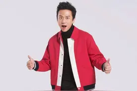 邓超74岁妈妈罕露面，一头黄发造型时髦，母子同框搞怪画面温馨图片