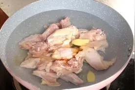 炖肉时，上面的浮沫是精华还是脏东西，要不要撇去？看完涨知识了图片