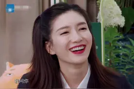 江疏影忘了自己是女孩？穿短裙还直接坐地上，看清姿势：厉害了图片