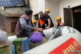 “别害怕，我们来救你了！”暴雨中，还好有你们——消防部门转移疏散被困人员101人图片